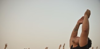 Šest důvodu, proč by i muži měli dělat jógu